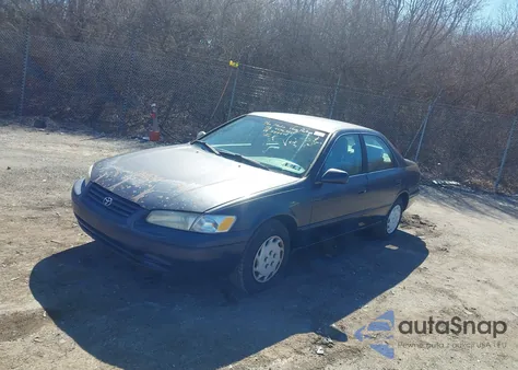 1998 Toyota Camry Le z USA, uszkodzony, nr VIN 4T1BG22K7WU355548